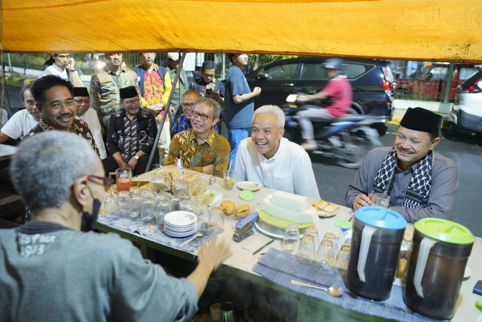 Cangkruk di Warung Pak Sus Stasiun, Ganjar Pranowo: Kopi dan Jahenya Jos Tenan