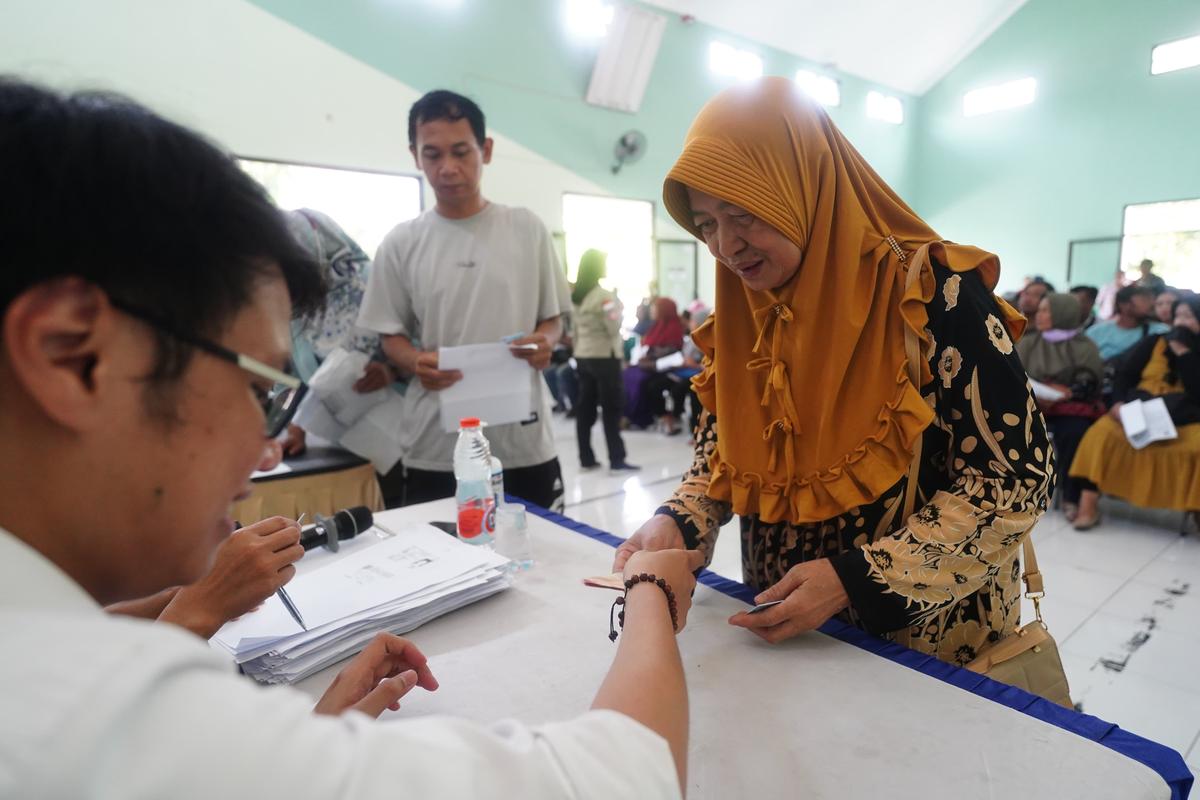 Foto 3 dari 19: Dinsos PPPA Kembali Salurkan BLT Daerah dan DBHCHT, Ada 3.353 Penerima