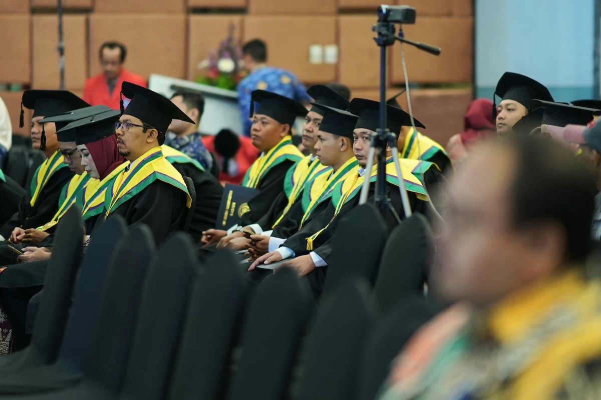 Foto 6 dari 9: Hadiri Wisuda UMMAD Madiun, Wali Kota Harap Ilmu yang Didapat Bermanfaat