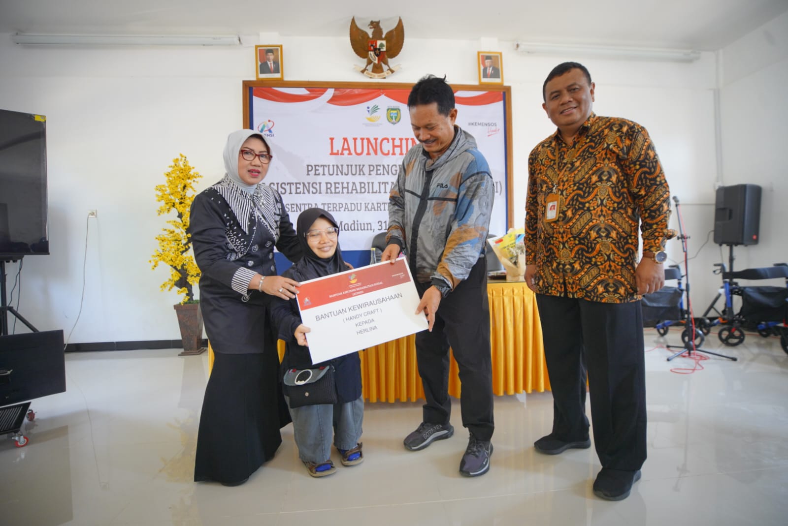 Foto 1 dari 9: Wali Kota Salurakan Bantuan Atensi Kemensos RI Sekaligus Resmikan Unit Layanan Terapi