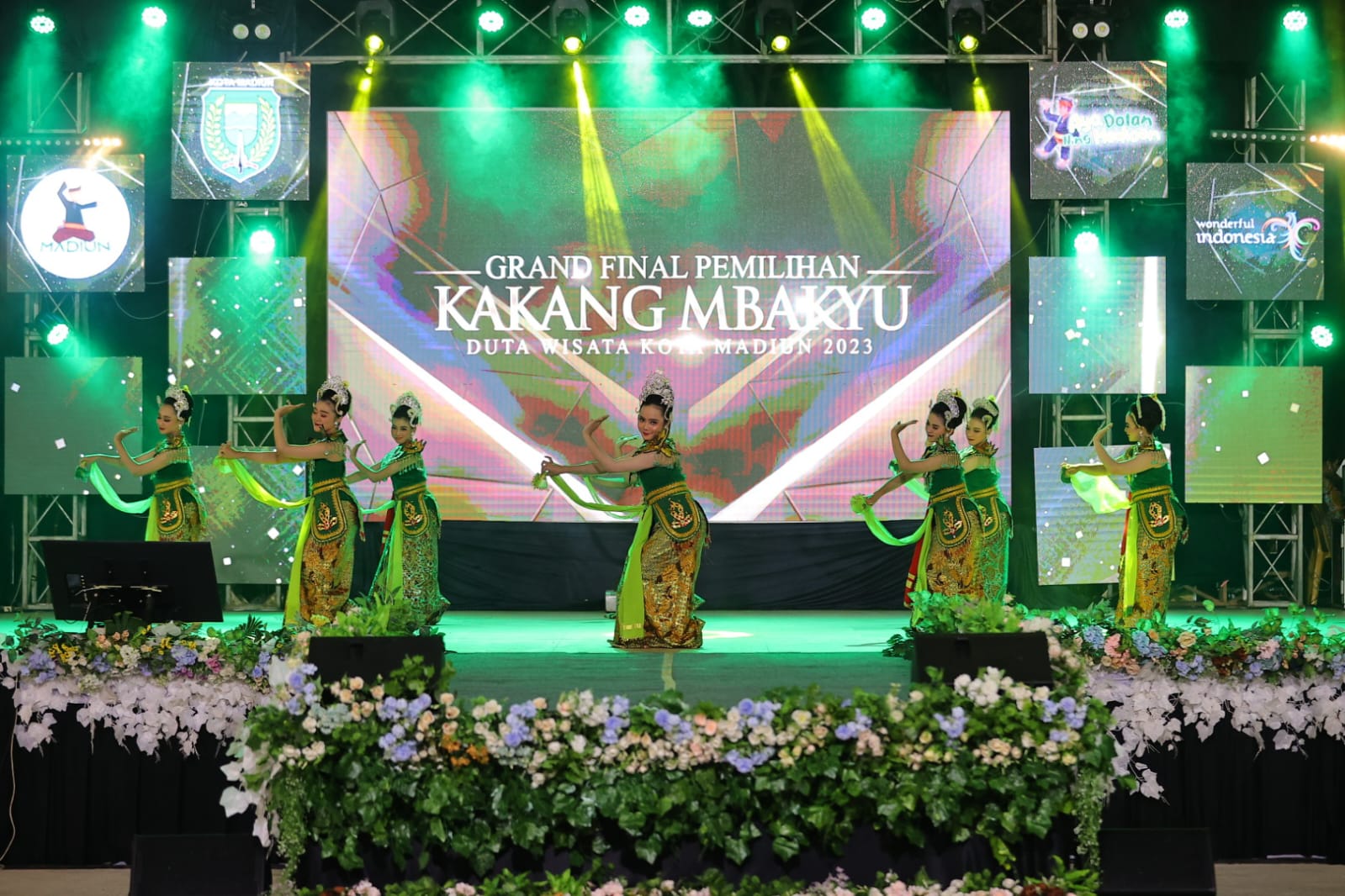 Foto 4 dari 5: Tak Hanya Putri Indonesia Pariwisata, Grandfinal Kakang-Mbakyu Juga Dihadiri Mahasiswa Berbagai Negara