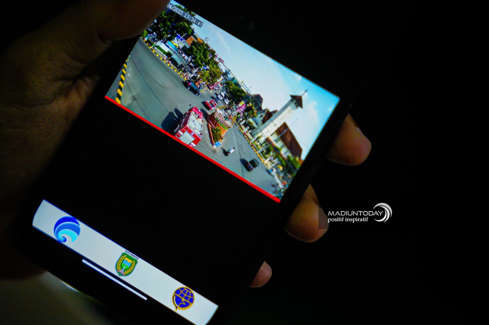 Foto 4 dari 4: Lewat Aplikasi CCTV Pemkot Madiun, Masyarakat Juga Bisa Mengakses CCTV Simpang Jalan Secara Riil Time