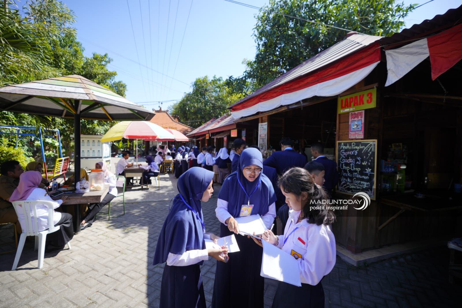 Foto 1 dari 9: Tak Hanya Lingkungan Sekolah, MPLS SMPN 1 Juga Kenalkan Lapak UMKM Kota Pendekar