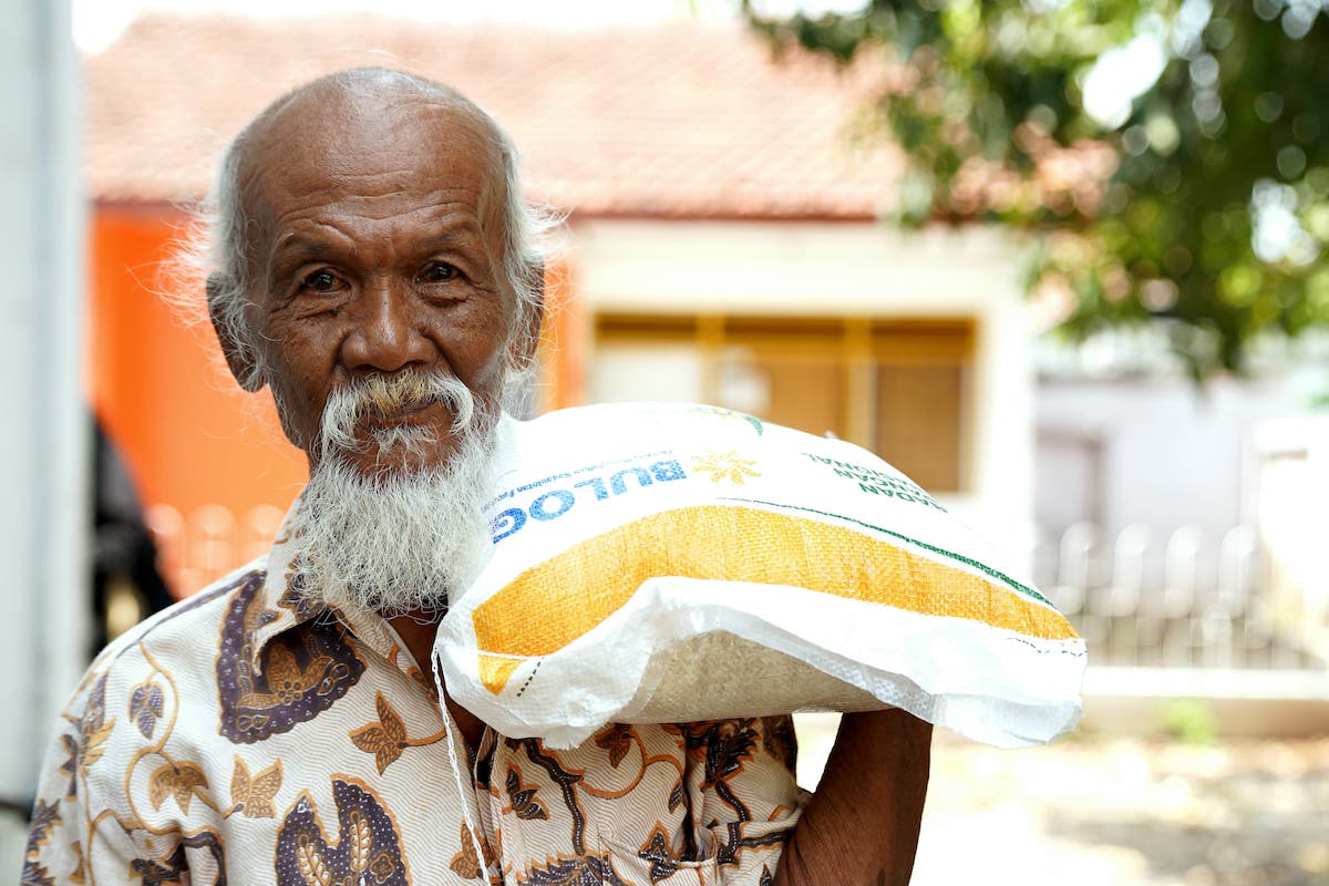 Foto 2 dari 9: Bantuan Pangan Beras Kembali Didistribusikan ke 9.841 KPM