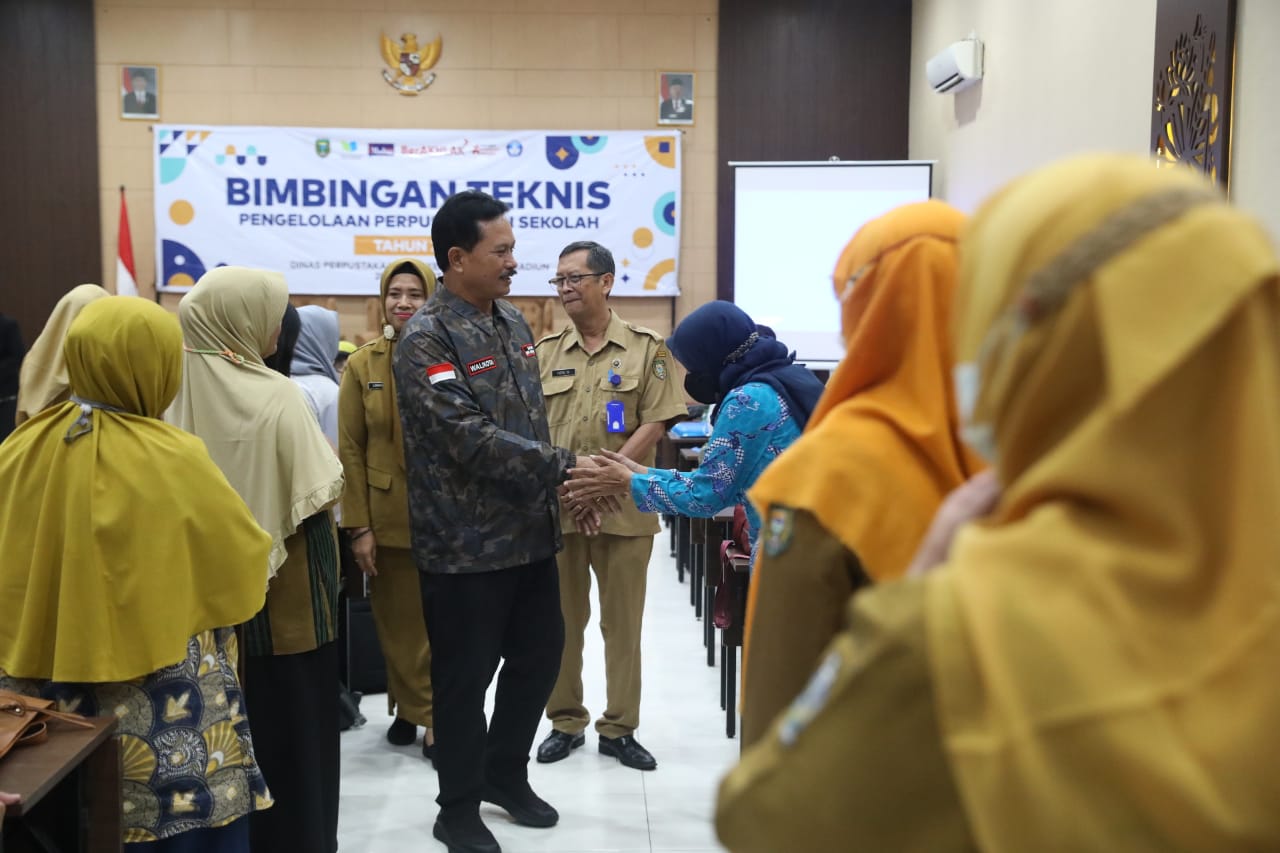 Foto 9 dari 10: Hadiri Bimtek Pengelolaan Perpustakaan Sekolah, Wali Kota Targetkan Seluruhnya Terakreditasi A