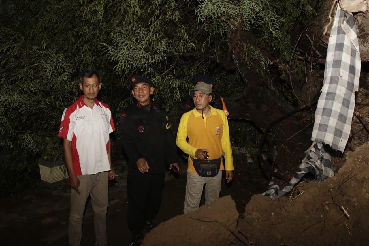 Foto 10 dari 22: Kota Madiun Diterjang Puting Beliung, Petugas Respon Cepat Bersihkan Area Terdampak