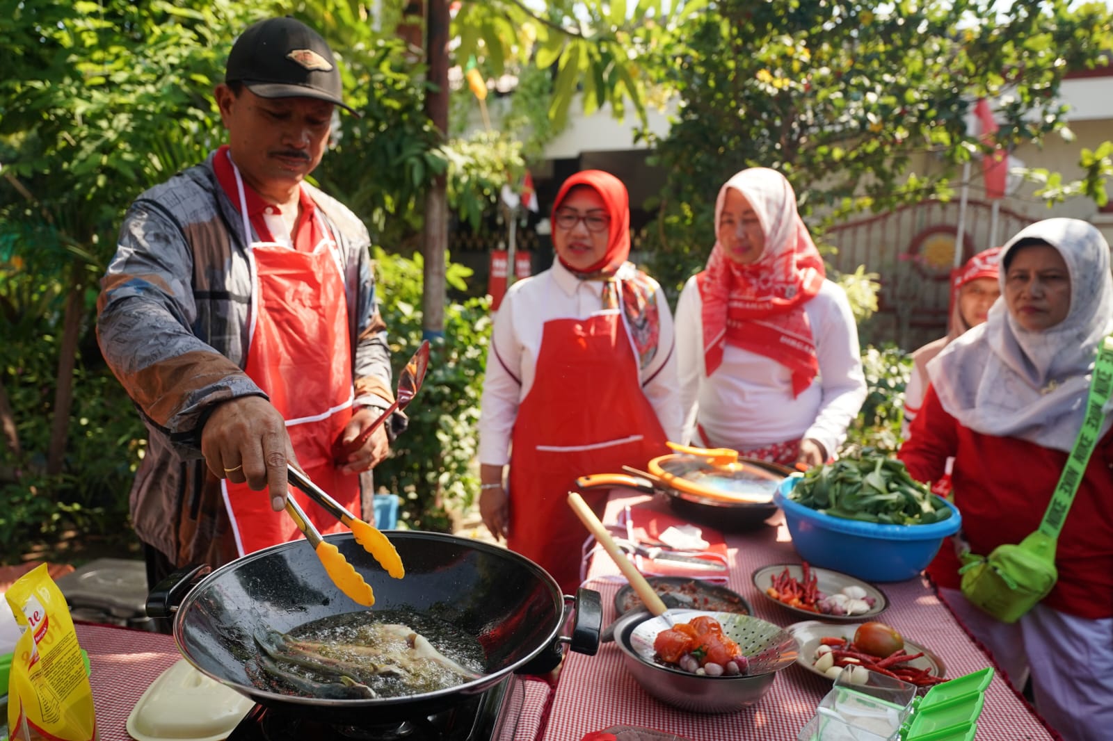 Foto 9 dari 9: Tinjau P2L Taman Asri, Wali Kota Panen Lele dan Sayur Mayur