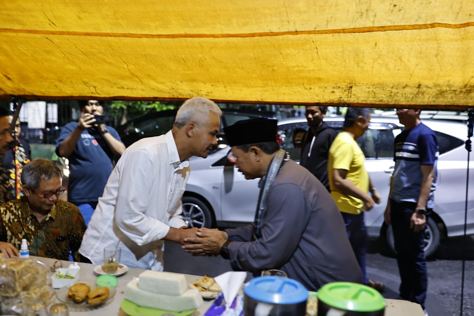 Foto 5 dari 7: Cangkruk di Warung Pak Sus Stasiun, Ganjar Pranowo: Kopi dan Jahenya Jos Tenan