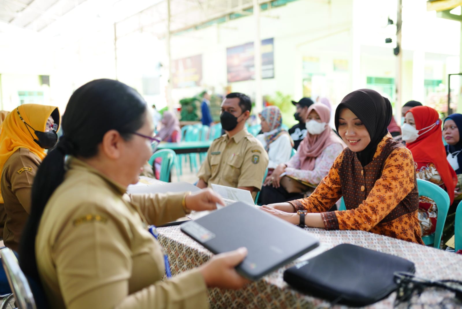 Foto 2 dari 6: 5.508 Unit Laptop Mulai Didistribusikan Untuk Siswa SMP
