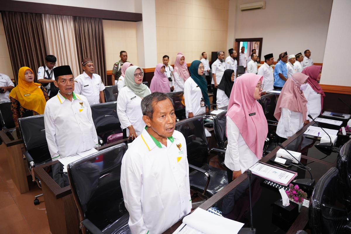 Foto 3 dari 8: Hadiri Raker XIX Baznas Kota Madiun, Pj Wali Kota Turut Salurkan Bantuan Bagi Warga Yang Membutuhkan
