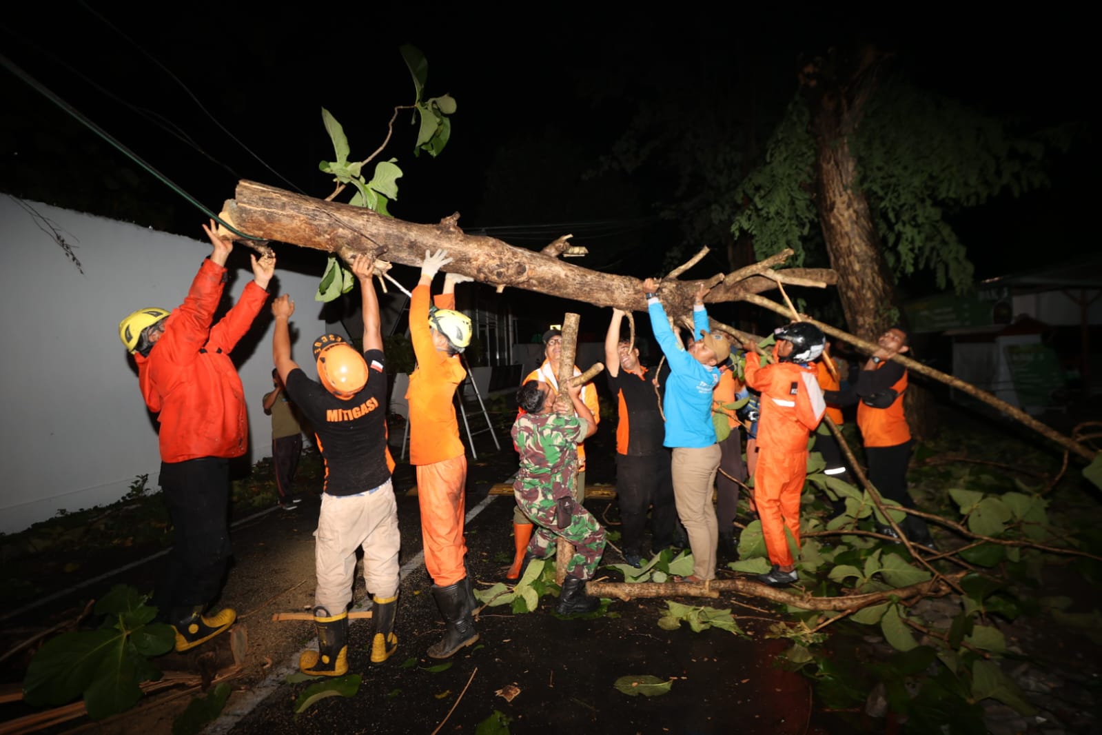 Foto 4 dari 22: Kota Madiun Diterjang Puting Beliung, Petugas Respon Cepat Bersihkan Area Terdampak