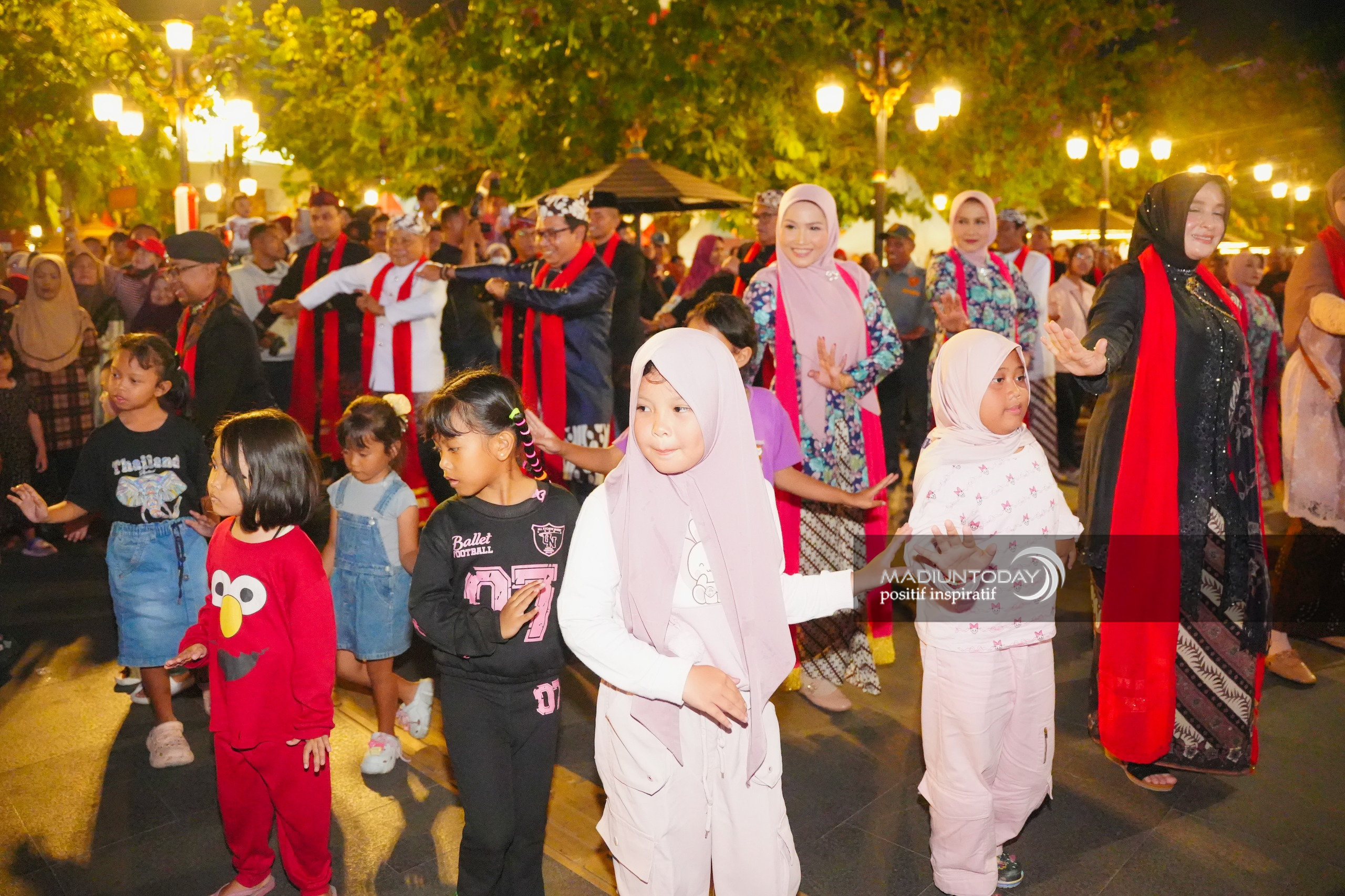 Foto 7 dari 19: Ketika Warga Turun ke Jalan, Menari Bersama di Panggung Kota