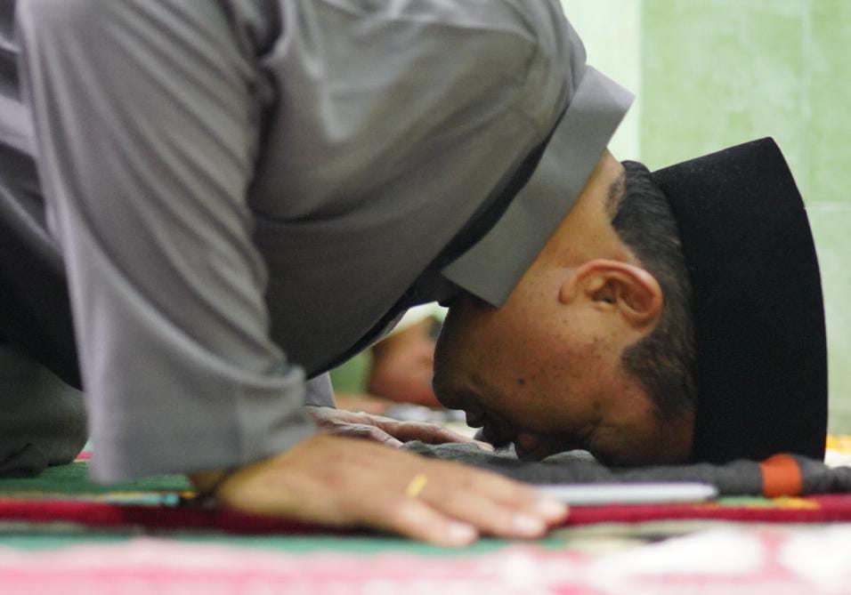 Foto 6 dari 11: Wali Kota Salat Isya di Musala Al Palang, Juga Bersilaturahmi Hingga Salurkan Bantuan