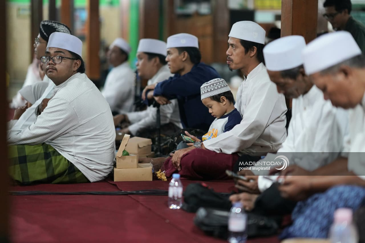 Foto 24 dari 33: Kesenian Klasik Gembrungan Hidupkan Malam Manggulan Grebeg Maulud Kota Pendekar