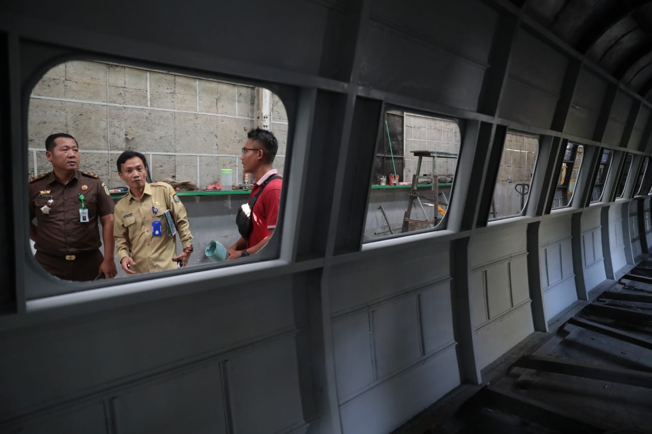 Foto 4 dari 10: Pastikan Pembuatan Replika Kereta Cepat Sesuai Jadwal, PUPR-TPH Sambangi Bengkel Pembuatan di Saradan