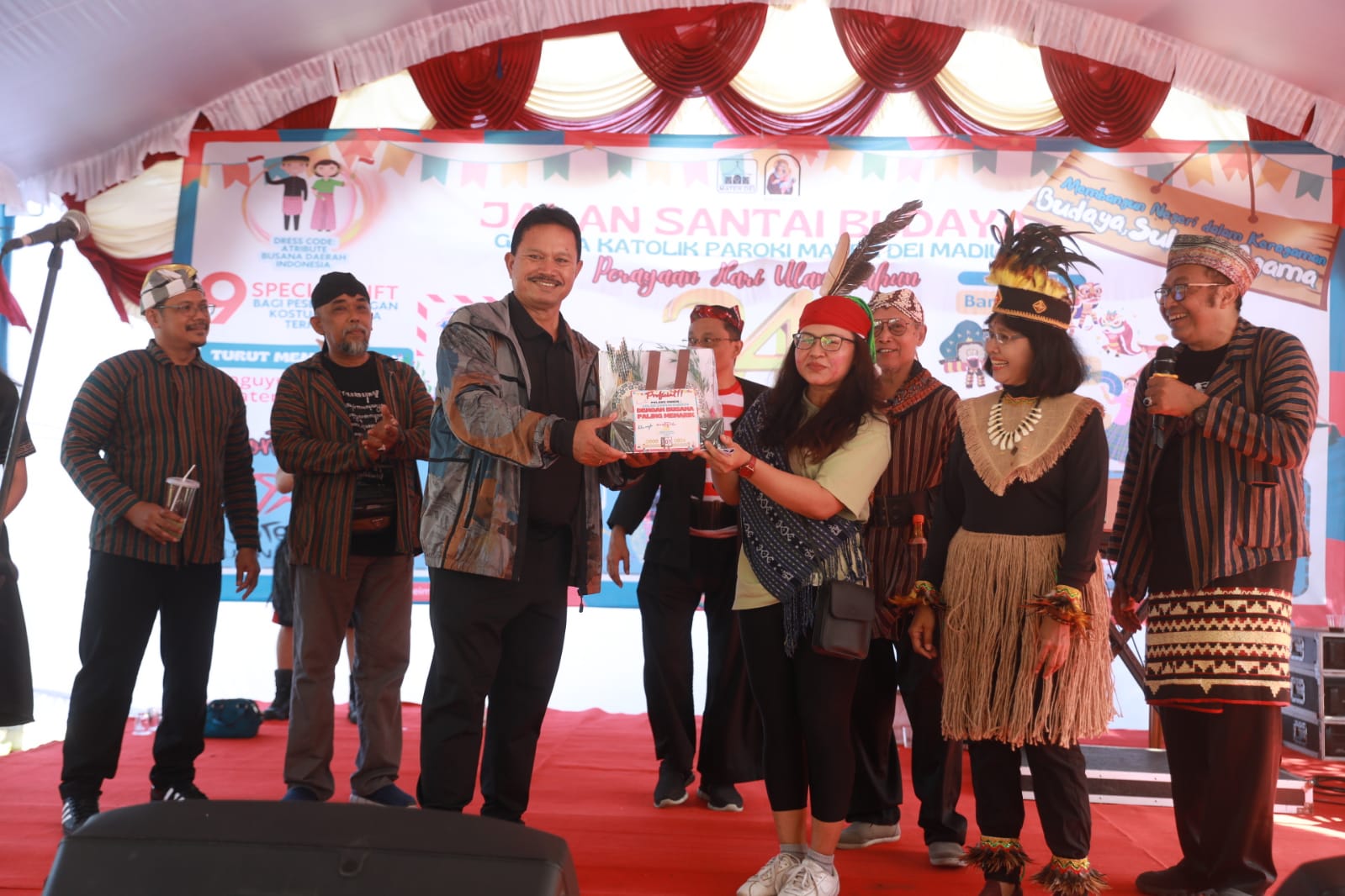 Foto 5 dari 14: Hadiri Peringatan HUT Gereja Mater Dei, Wali Kota Ikut Jalan Santai Hingga Borong Produk UMKM