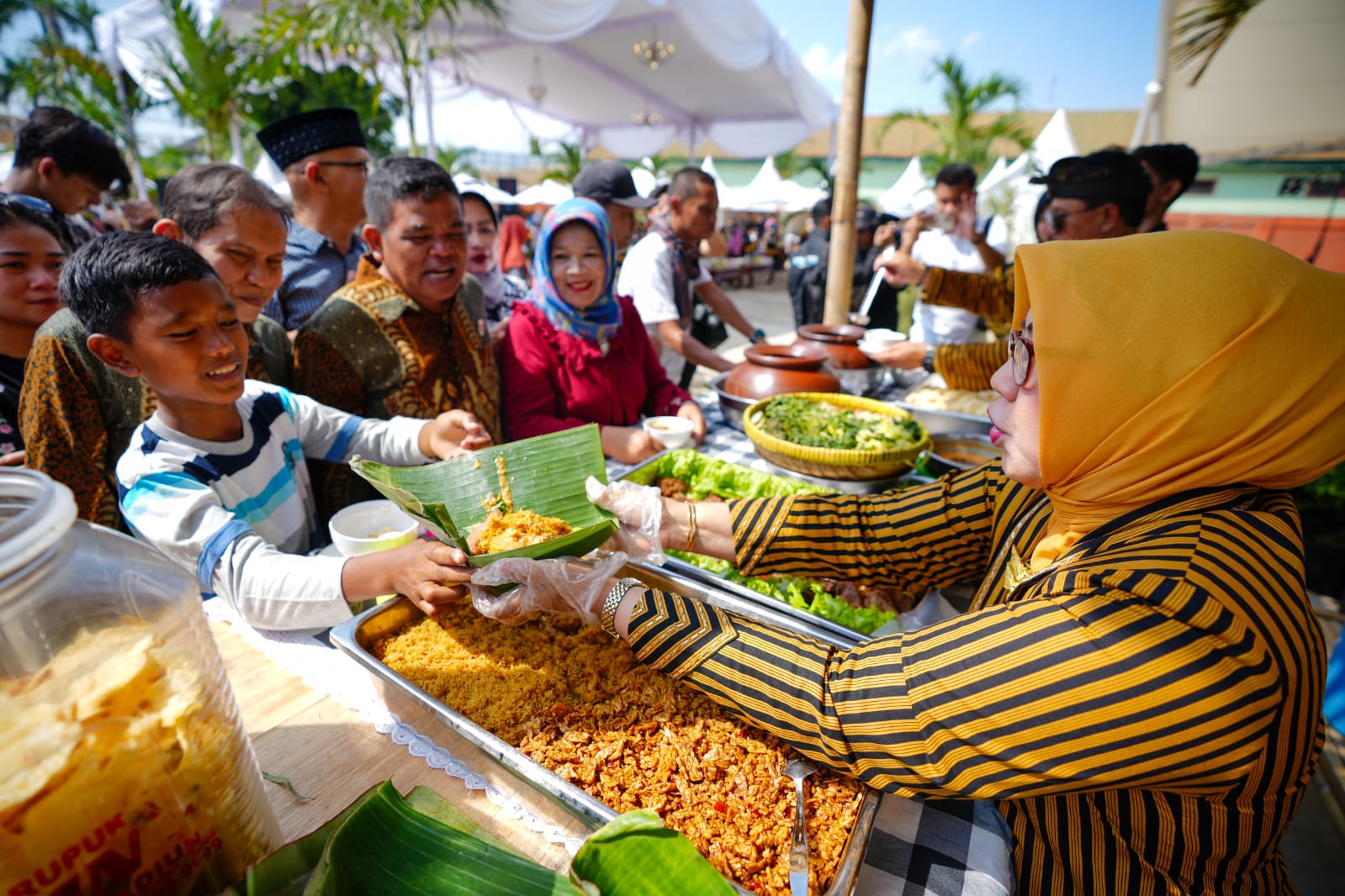 Foto 5 dari 10: Pecel Madiun Dinobatkan Mendikbud Sebagai Warisan Budaya Tak Benda Indonesia