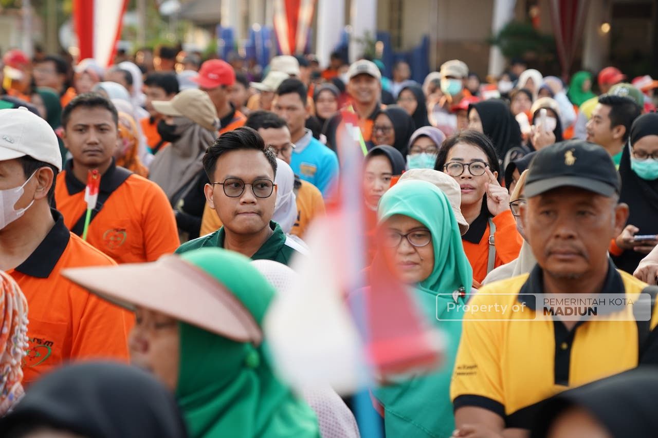 Foto 6 dari 9: Mlaku-Mlaku Bareng Karyawan RSUD dr Soedono, Wali Kota: Pelayan Kesehatan Harus Sehat