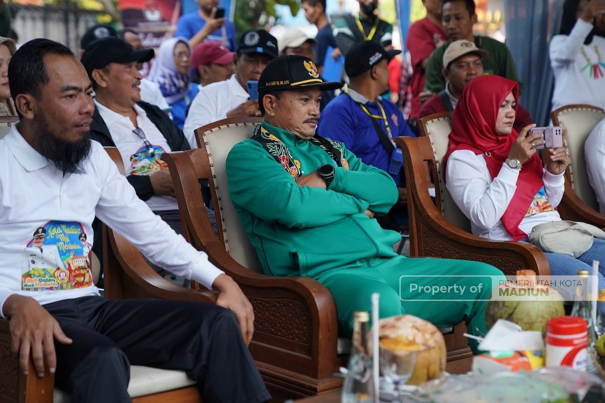 Foto 7 dari 9: Wali Kota Berangkatkan Jalan Sehat Warga Nambangan Kidul