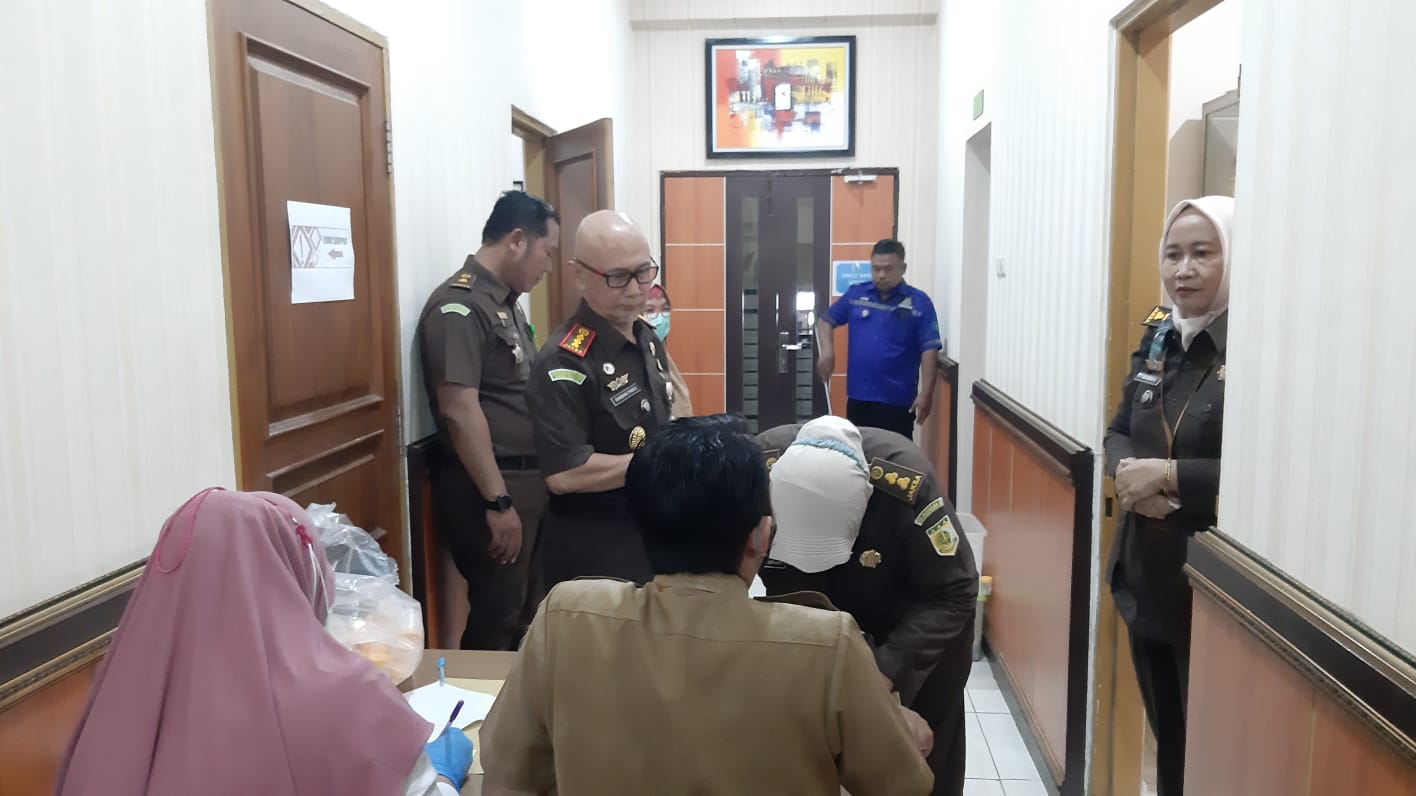 Antisipasi Penyalahgunaan Narkoba, Kejari Kota Madiun Gelar Test Urine Bagi Pegawai