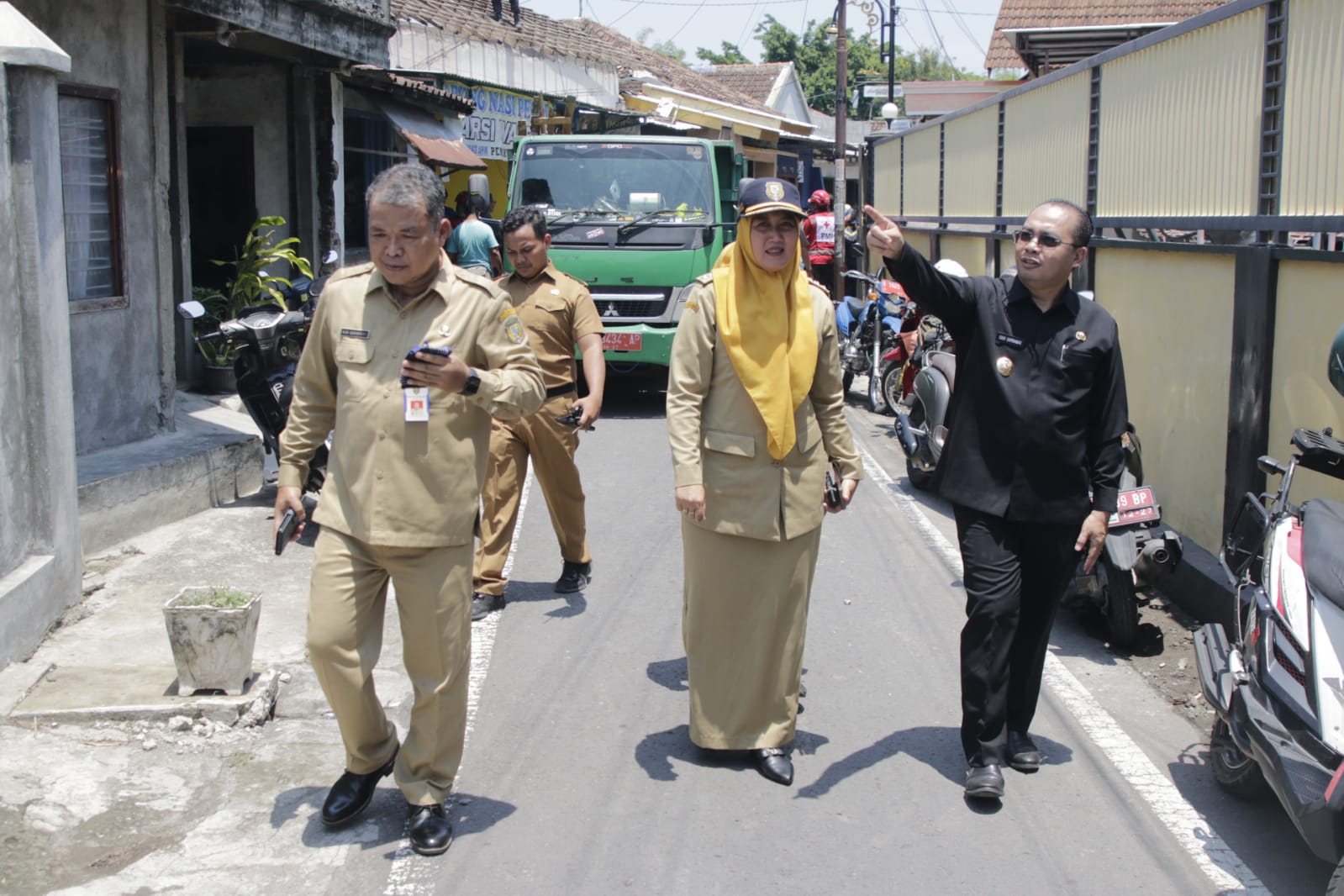 Foto 7 dari 11: Pj Walikota Serahkan Bantuan Kepada Korban Rumah Roboh