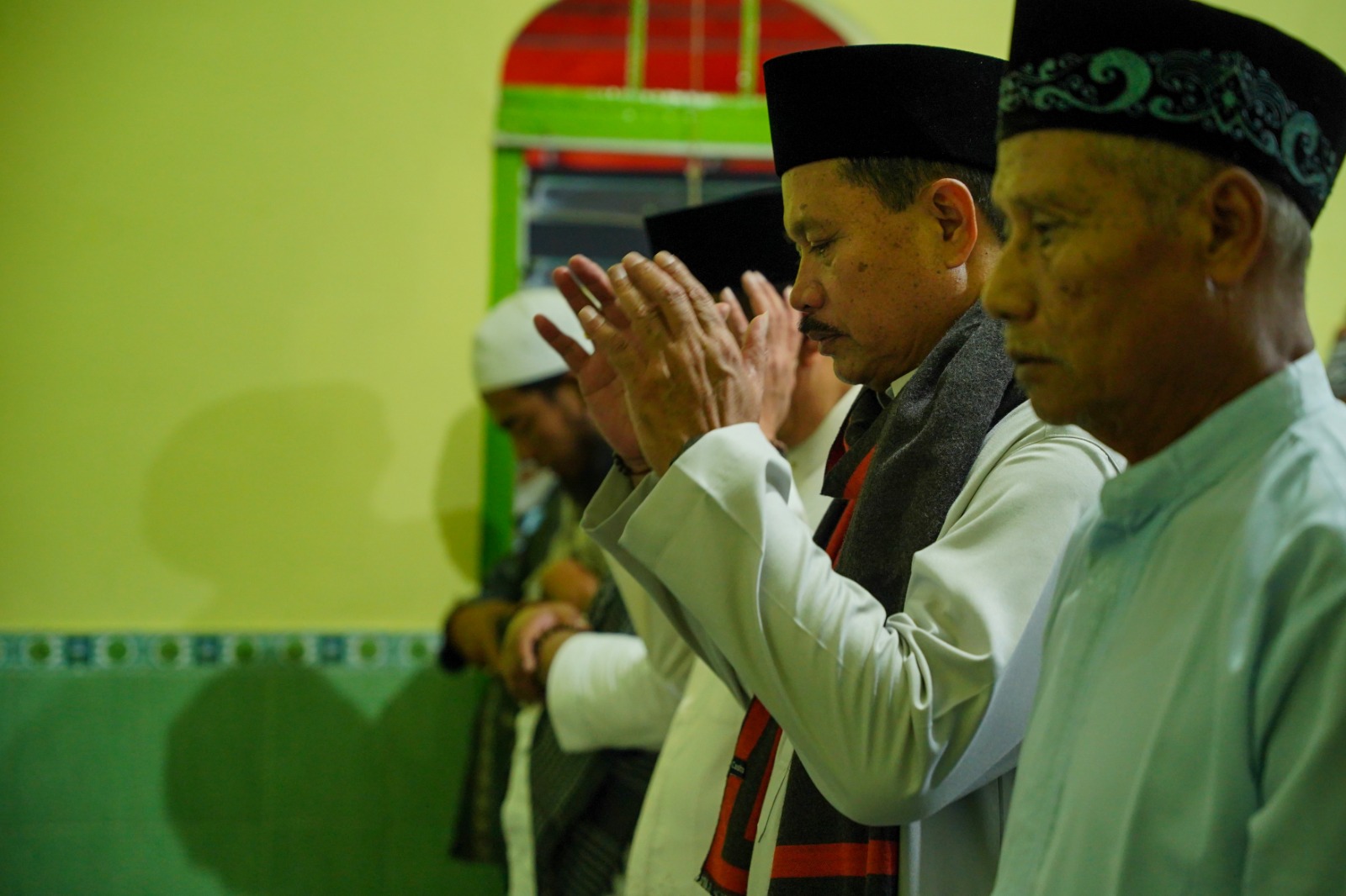 Foto 2 dari 10: Salat Isya di Musala Baitul Adzim gang Lodayan, Wali Kota Ajak Warga Makin Optimalkan Kawasan PRC