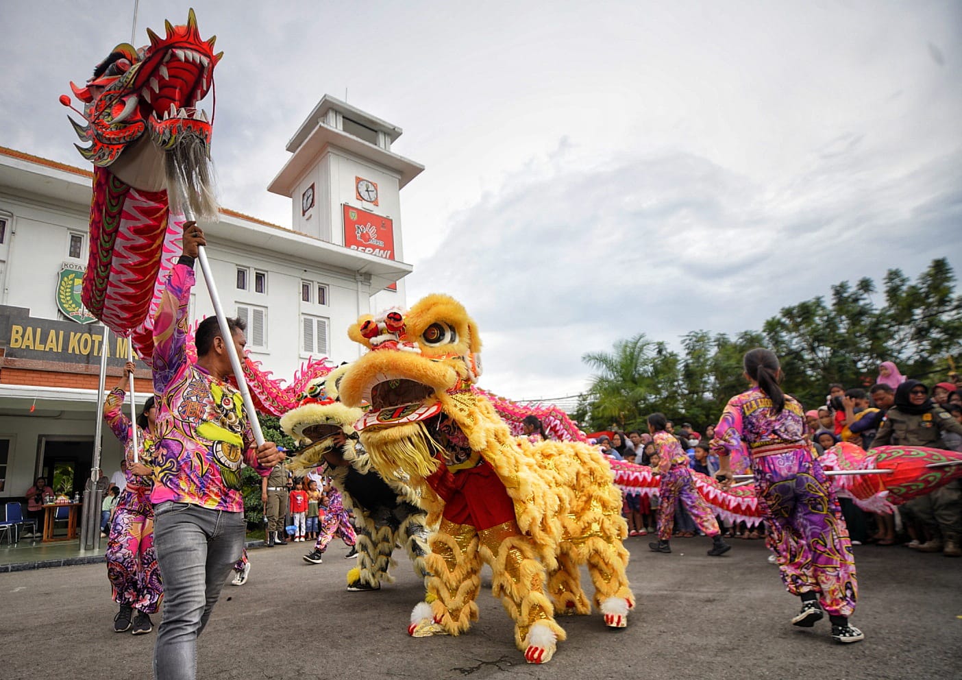 Foto utama berita: Meriah! Sembilan Barongsai dan Naga Shenlong Pawai di Jalanan Kota Madiun