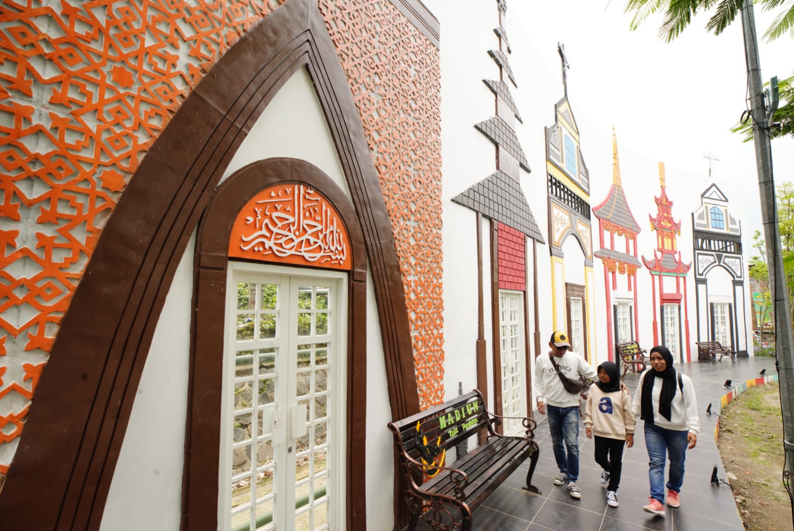 Foto utama berita: Berada di Tempat Rekreasi, Replika Tempat Ibadah Lima Agama di Kota Madiun Sekaligus Jadi Simbol Toleransi