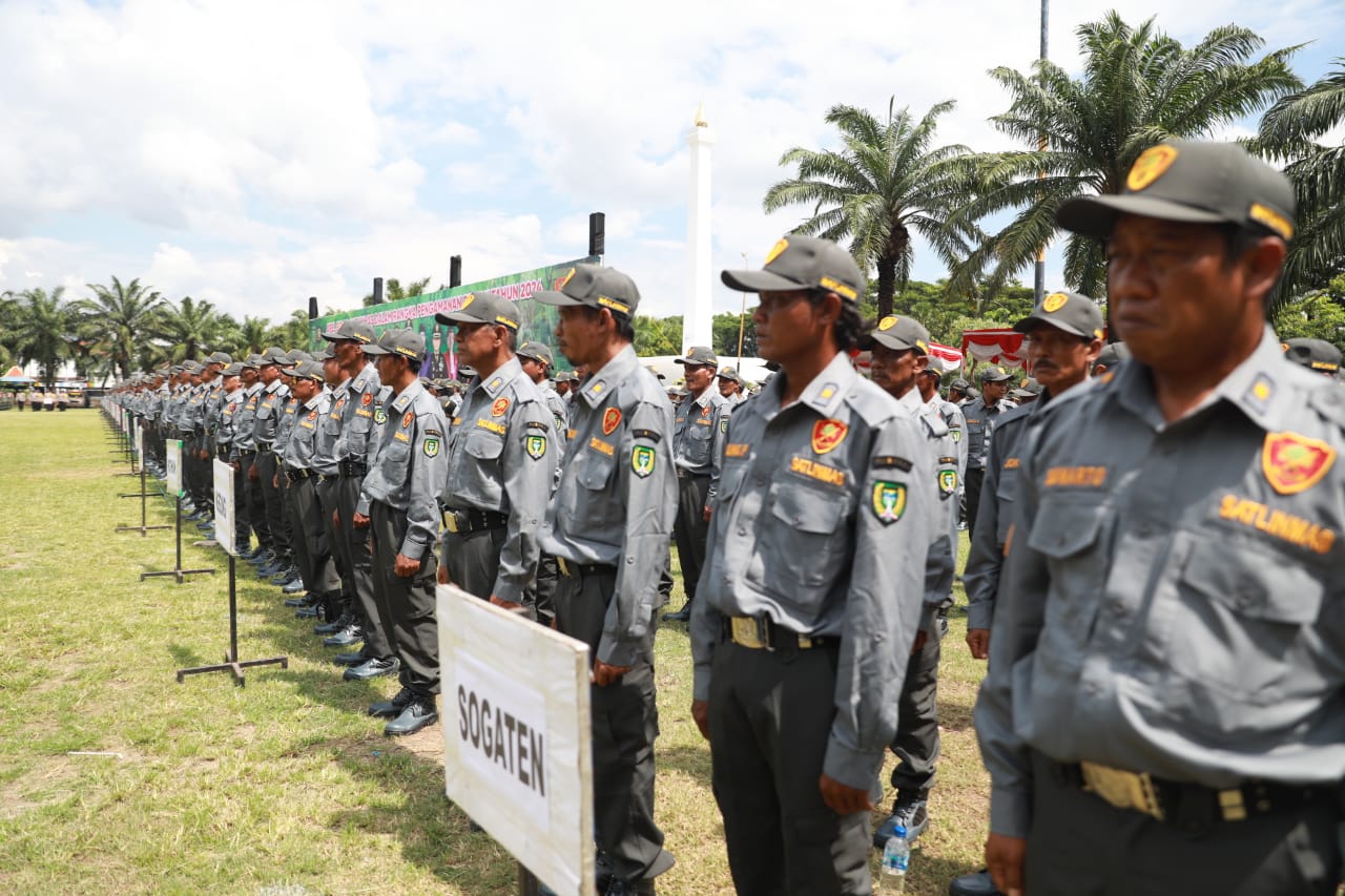 Foto 5 dari 9: Pimpin Apel Siaga Satlinmas Pengamanan Pemilu, Wali Kota: Kota Kita Sudah Ready Semua