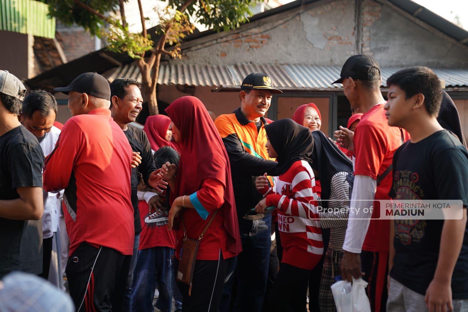 Foto 9 dari 9: Berangkatkan Jalan Santai di Kelurahan Patihan, Wali Kota Apresiasi Semangat Warga Isi Kemerdekaan