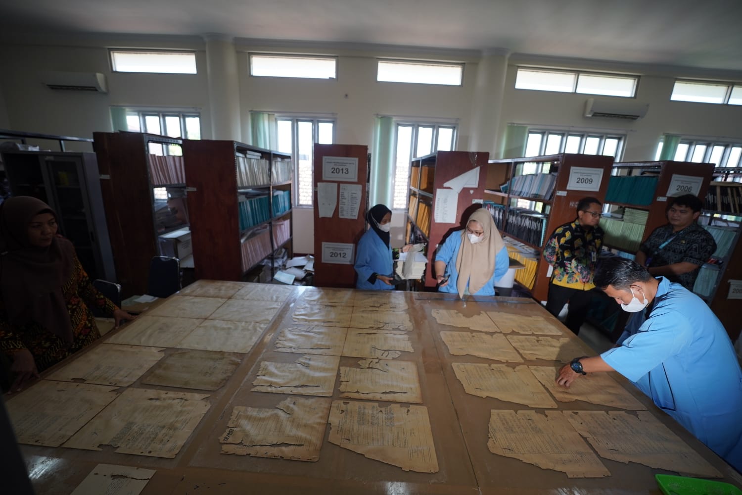 Foto 9 dari 10: Bersama Dispusip, Dukcapil Kota Madiun Restorasi Arsip dari Tahun 1940