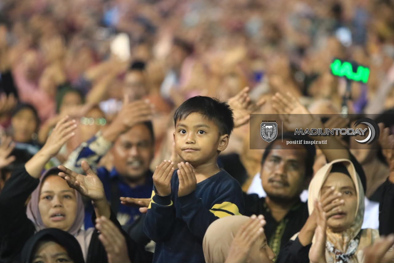 Foto 21 dari 29: Belasan Ribu Jamaah Larut dalam Pengajian Gus Iqdam, Pesan Amanah Menggema di Stadion Wilis