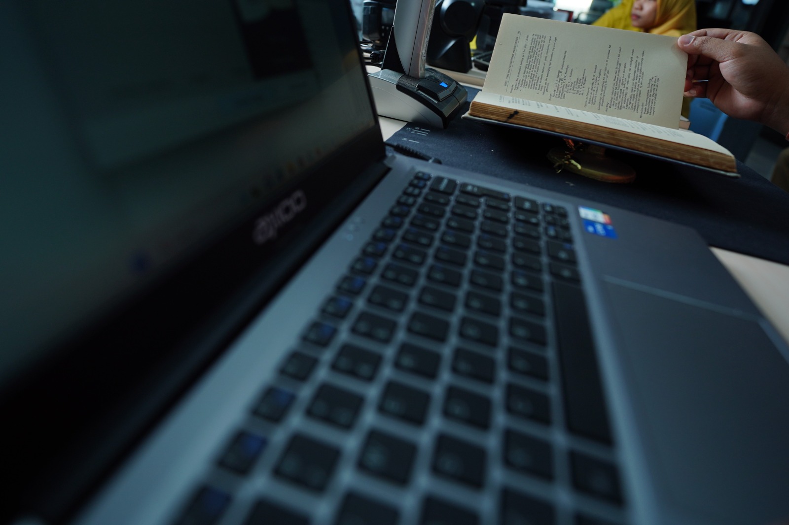 Foto 2 dari 7: Lindungi Arsip Kuno, Dispusip Lakukan Digitalisasi Koleksi Langka