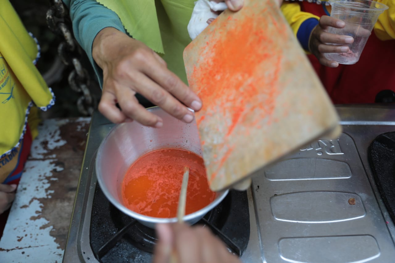 Foto 4 dari 8: Asah Kreativitas, SD Muhtadin Ajak Siswa Belajar Membuat Lilin Aromaterapi Dari Minyak Jelantah