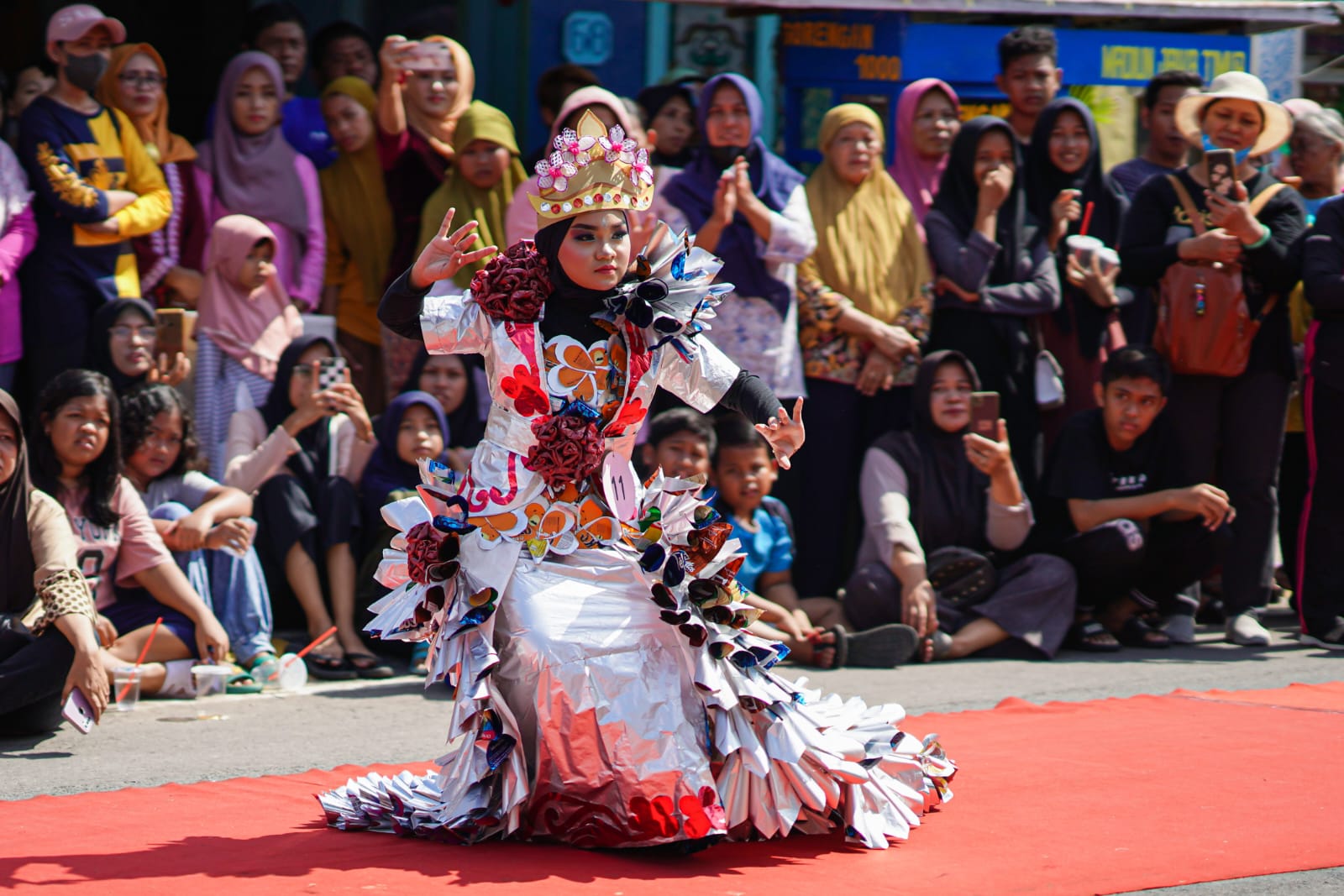 Foto 2 dari 9: Kreatif Manfaatkan Limbah, Kelurahan Nambangan Lor Gelar Lomba Kostum Carnival Daur Ulang