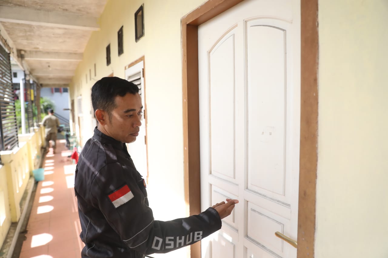 Foto 9 dari 10: Razia Kos-Kosan, Petugas Amankan 4 Pasangan Bukan Suami Istri Dalam Kamar