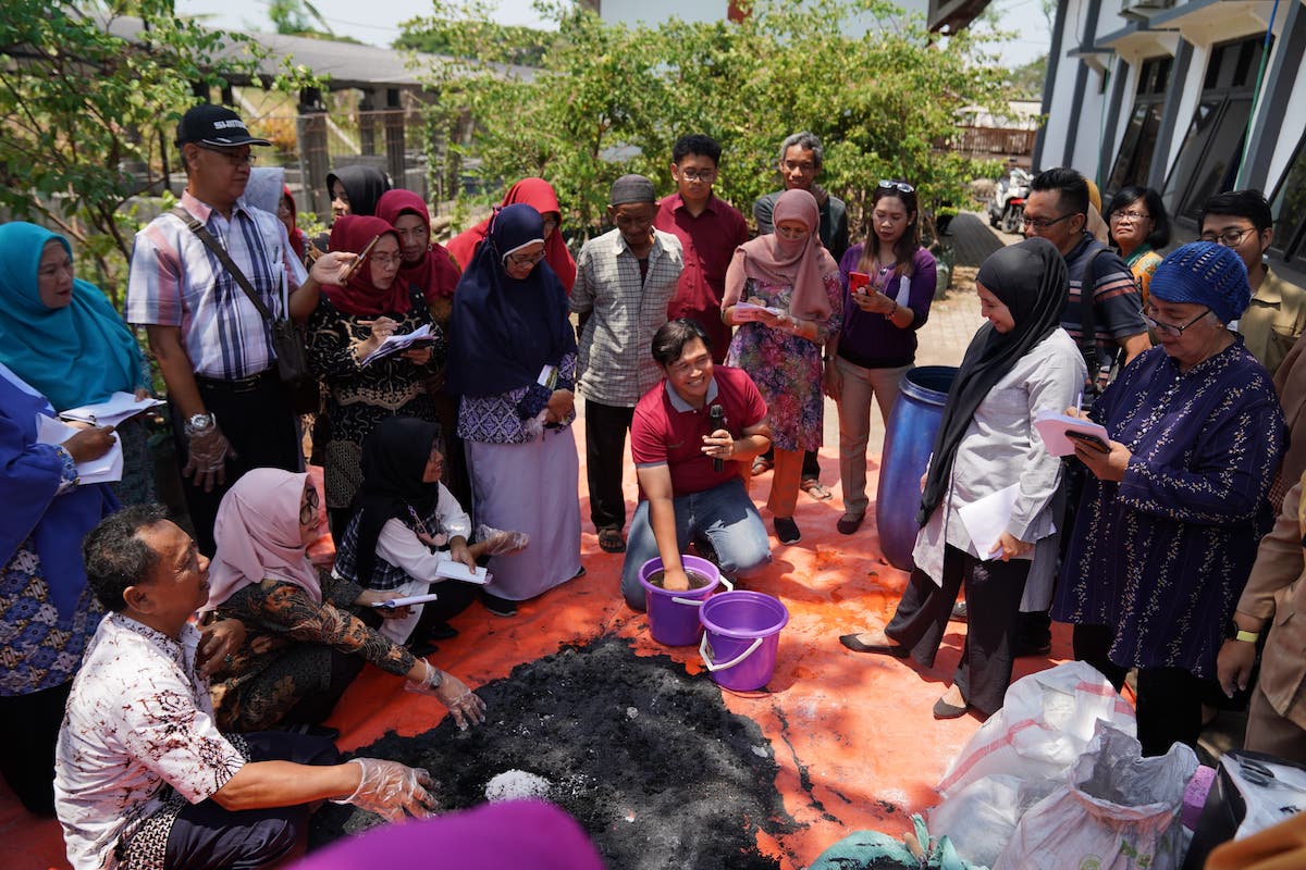 Foto 2 dari 8: Optimalkan Keberadaan P2L, DKPP Beri Pelatihan Pembuatan Nutrisi Tanaman
