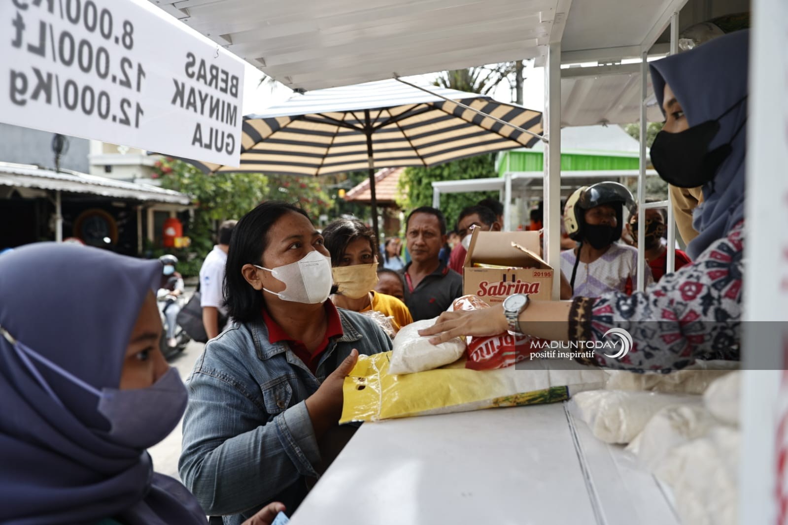 Foto 7 dari 7: Wartek Inflasi Juga Sediakan Telur, Ada Pakaian Gratis Bagi Pembeli