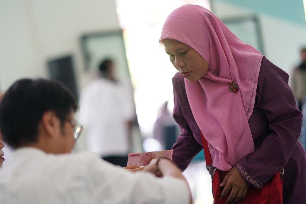 Foto 15 dari 19: Dinsos PPPA Kembali Salurkan BLT Daerah dan DBHCHT, Ada 3.353 Penerima