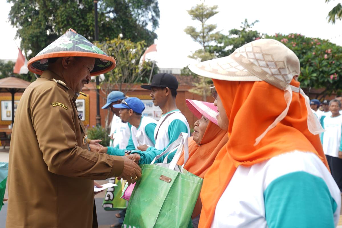 Foto 2 dari 9: Apel Peringatan Hari Peduli Sampah Nasional, Wali Kota: Petugas Sampah Itu Pahlawan Lingkungan