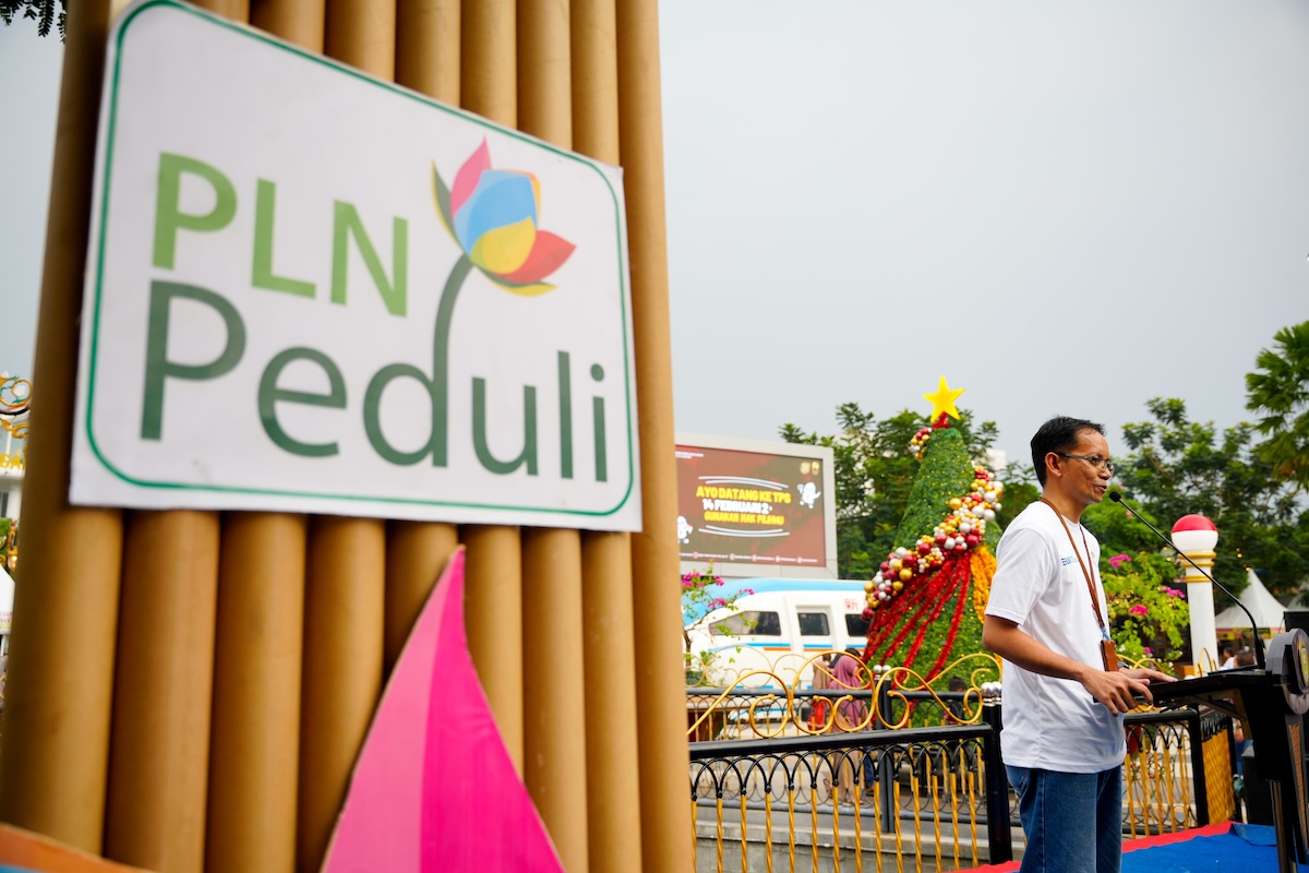 Foto 2 dari 8: Peduli Lingkungan, Pemkot - PLN Gelar Aksi Ambil Sampah Di PSC