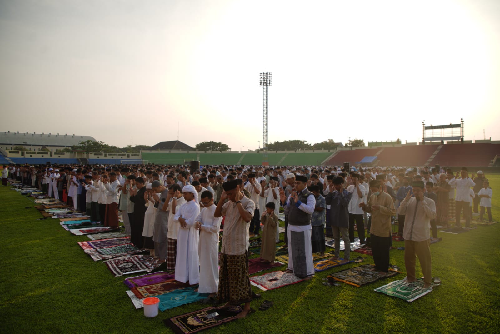 Foto 8 dari 10: Potret Khusyuk Salat Idul Fitri Jamaah Muhammadiyah di Berbagai Sudut Kota