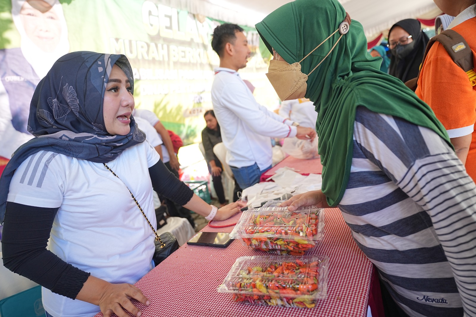 Foto 2 dari 10: Stabilkan Harga Pangan, Dispertakp Jatim Gelar Oprasi Pangan Murah Berkualitas