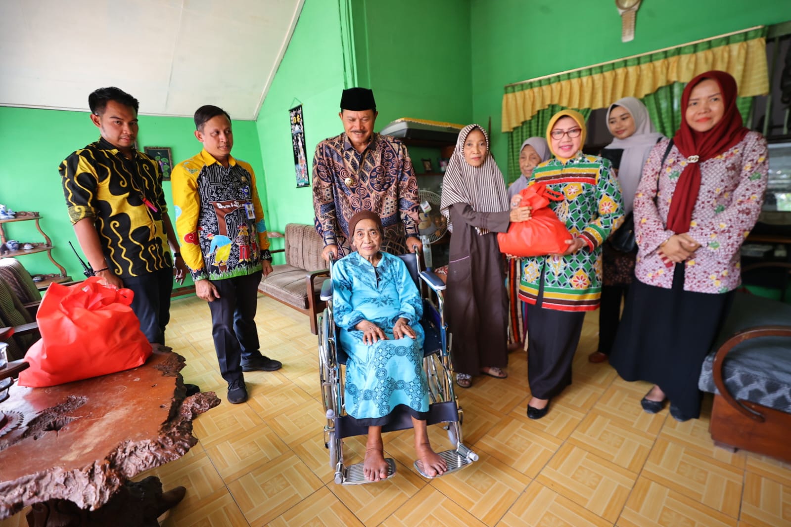 Foto 5 dari 5: Salurkan Bantuan Kursi Roda, Wali Kota: Kita Bantu Sempurnakan Kehidupan Lansia