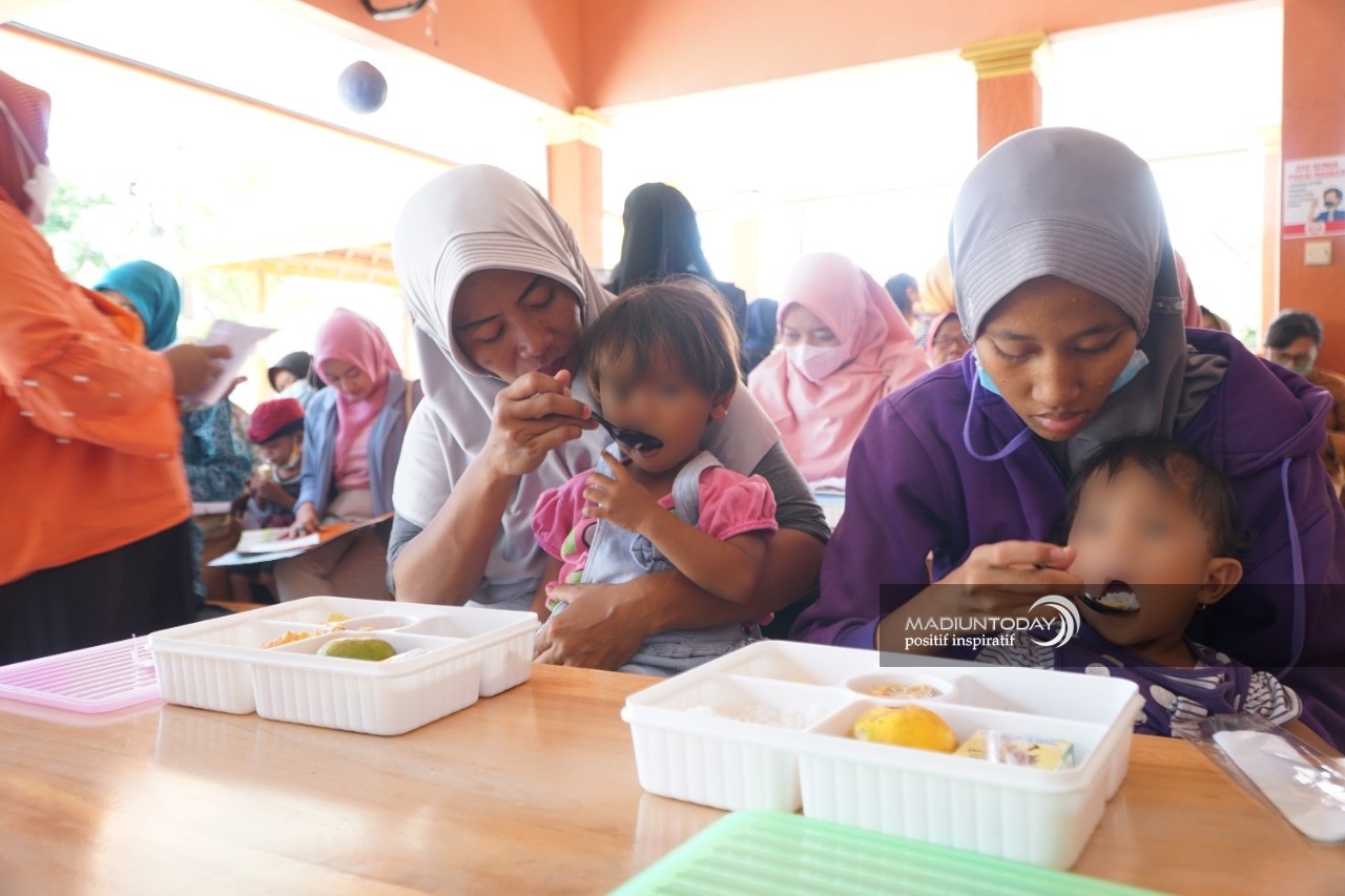 Foto 10 dari 10: Agar Gizi Seimbang, Warung Stop Stunting Rutin Digelar
