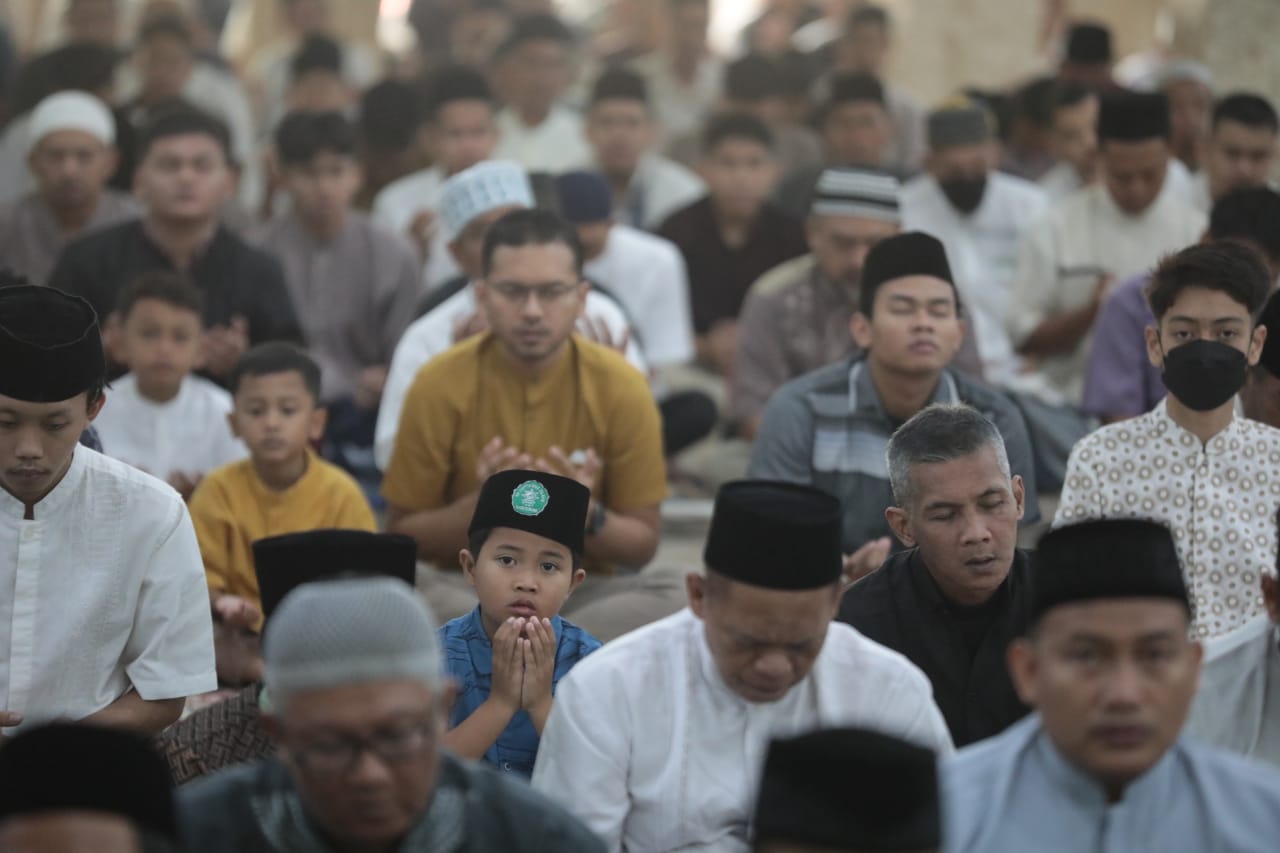Foto 7 dari 8: Laksanakan Salat Idul Fitri, Wali Kota: Lebaran Kesempatan Untuk Menyampaikan Kekhilafan Diri