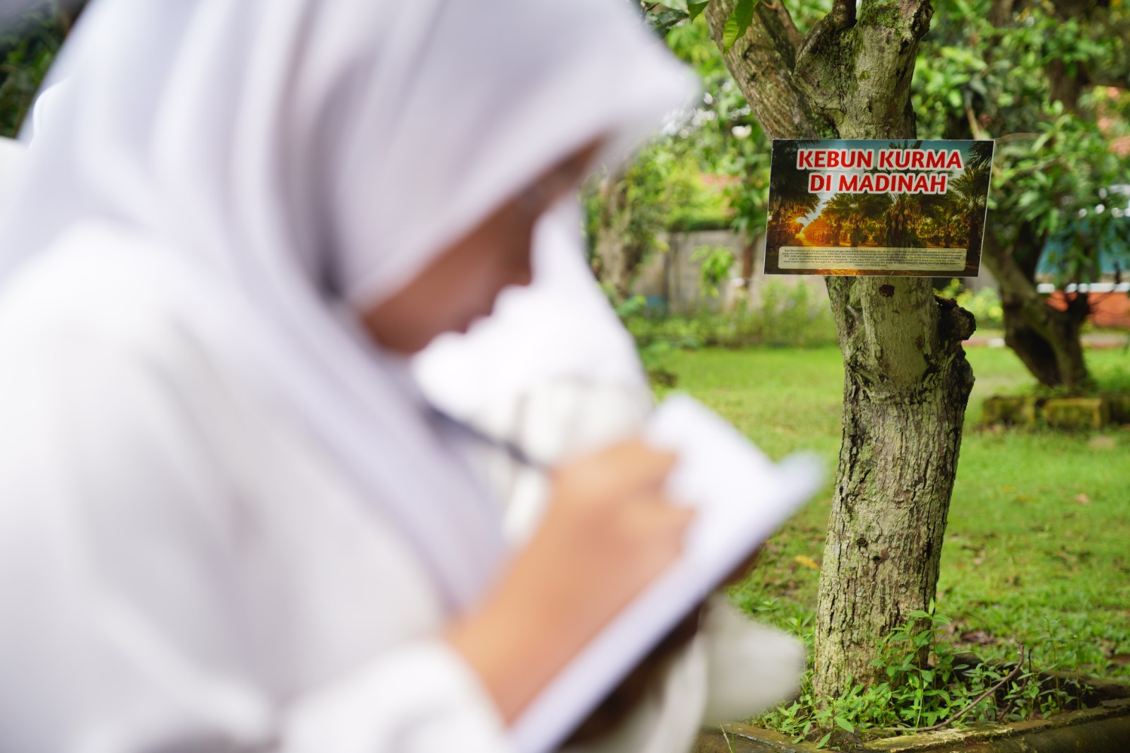 Foto 5 dari 9: Peringati Isra’ Mi’raj, SDN 03 Nambangan Kidul Ajak Siswa Praktek Perjalanan Rasulullah Dari Mekkah Ke Sidratul Muntaha
