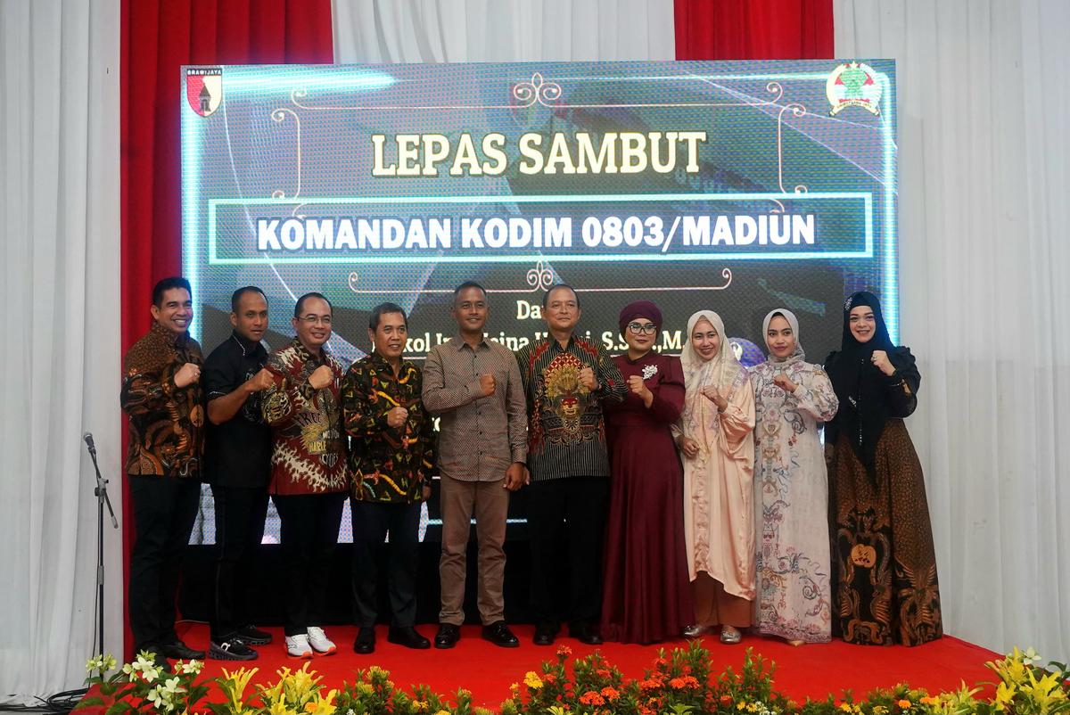 Foto 6 dari 9: Hadiri Lepas Sambut Komandan Kodim 0803 Madiun, Pj Wali Kota Sampaikan Selamat Kepada Keduanya