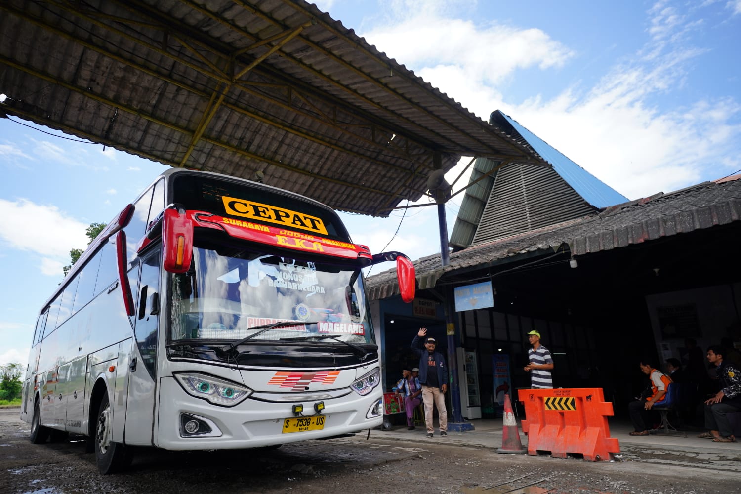 Foto 4 dari 8: H-10 Lebaran, Terminal Purbaya Madiun Masih Sepi Pemudik
