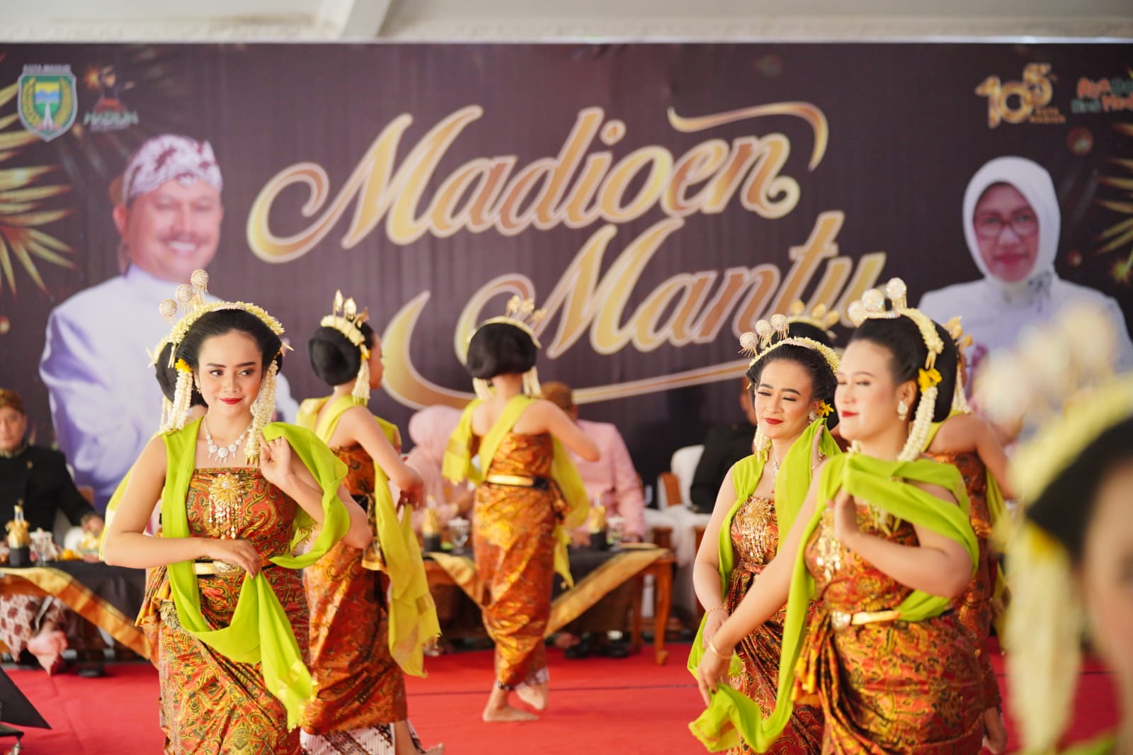 Foto 4 dari 4: Pimpin Prosesi Temu Manten Nikah Massal, Wali Kota Pesan Pengantin Jaga Harmonisasi Rumah Tangga